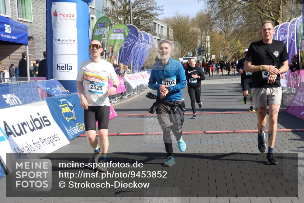 12.04.2026 - 45. Internationalen Wilhelmsburger Insellauf Strokosch-Dieckow http://msf.ph/oto/9453852 12.04.2026 10:40:51 Ziel 5606, 3702, 4907, 2525, 3677, 2379 meine-sportfotos.de