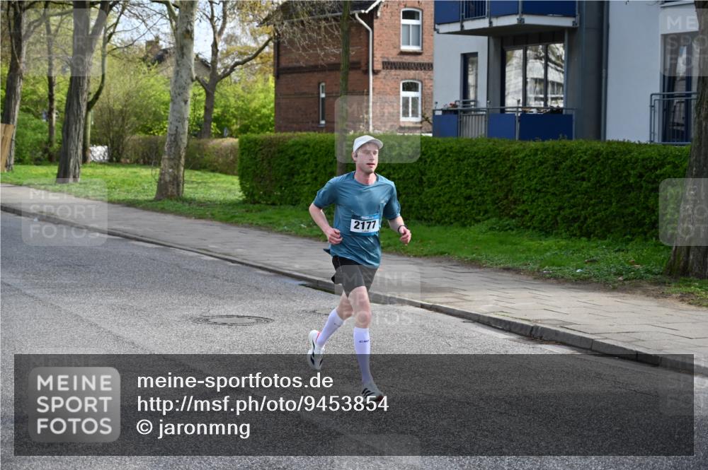 12.04.2026 - 45. Internationalen Wilhelmsburger Insellauf J. Mangold http://msf.ph/oto/9453854 12.04.2026 10:15:18 Ziel 2177, 2281, 5302, 2970 meine-sportfotos.de