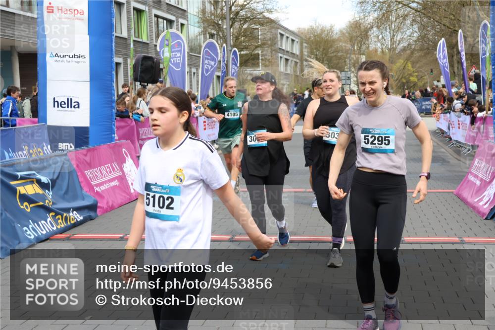 12.04.2026 - 45. Internationalen Wilhelmsburger Insellauf Strokosch-Dieckow http://msf.ph/oto/9453856 12.04.2026 13:05:50 Ziel 5295, 3025, 3030, 5476, 4105, 3934 meine-sportfotos.de