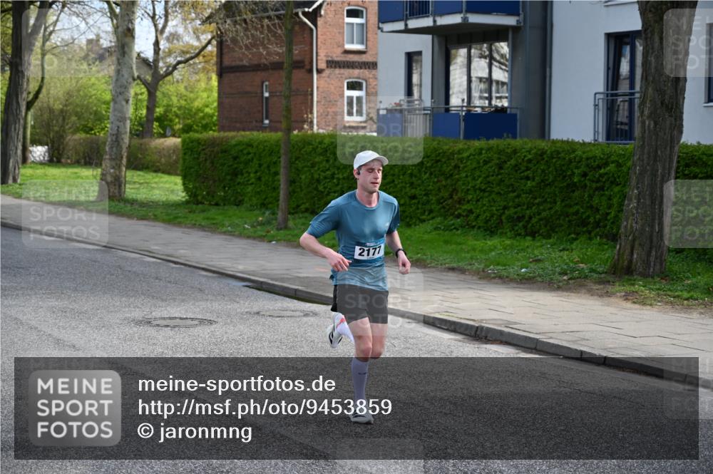 12.04.2026 - 45. Internationalen Wilhelmsburger Insellauf J. Mangold http://msf.ph/oto/9453859 12.04.2026 10:15:18 Ziel 2177, 2281, 5302, 2970 meine-sportfotos.de