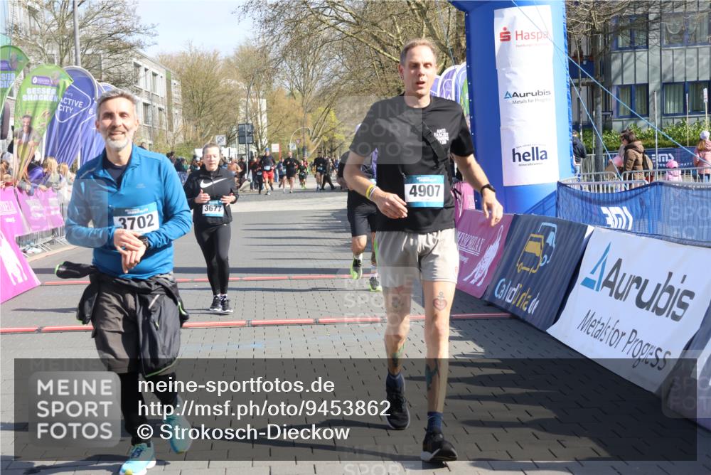 12.04.2026 - 45. Internationalen Wilhelmsburger Insellauf Strokosch-Dieckow http://msf.ph/oto/9453862 12.04.2026 10:40:52 Ziel 5606, 3702, 4907, 2525, 3677, 2379 meine-sportfotos.de