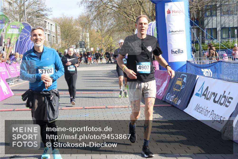 12.04.2026 - 45. Internationalen Wilhelmsburger Insellauf Strokosch-Dieckow http://msf.ph/oto/9453867 12.04.2026 10:40:52 Ziel 5606, 3702, 4907, 2525, 3677, 2379 meine-sportfotos.de