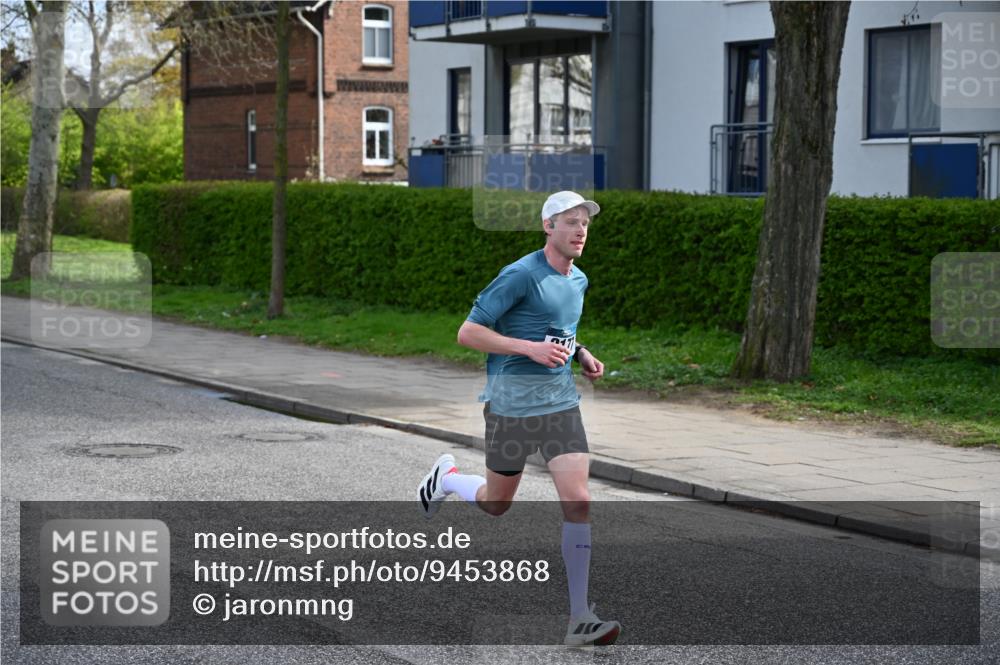 12.04.2026 - 45. Internationalen Wilhelmsburger Insellauf J. Mangold http://msf.ph/oto/9453868 12.04.2026 10:15:18 Ziel 2177, 2281, 5302, 2970 meine-sportfotos.de