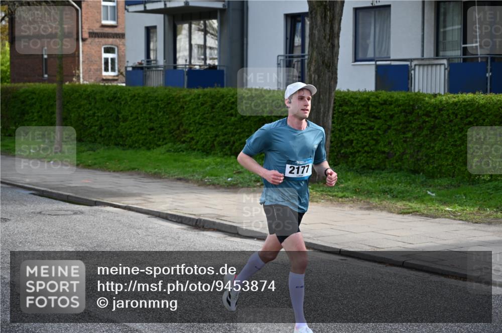 12.04.2026 - 45. Internationalen Wilhelmsburger Insellauf J. Mangold http://msf.ph/oto/9453874 12.04.2026 10:15:18 Ziel 2177, 2281, 5302, 2970 meine-sportfotos.de