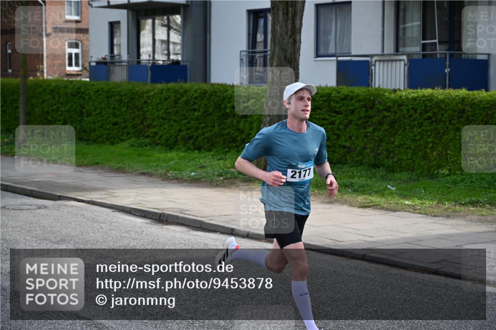 12.04.2026 - 45. Internationalen Wilhelmsburger Insellauf J. Mangold http://msf.ph/oto/9453878 12.04.2026 10:15:18 Ziel 2177, 2281, 5302, 2970 meine-sportfotos.de