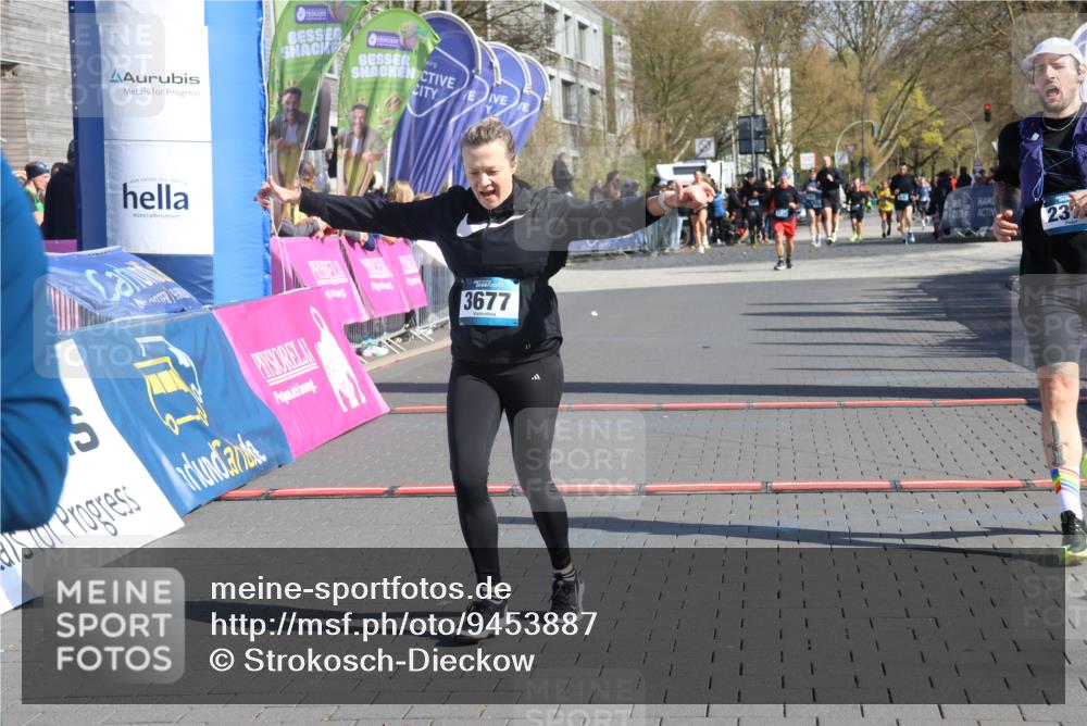 12.04.2026 - 45. Internationalen Wilhelmsburger Insellauf Strokosch-Dieckow http://msf.ph/oto/9453887 12.04.2026 10:40:54 Ziel 2525, 3677, 2379 meine-sportfotos.de