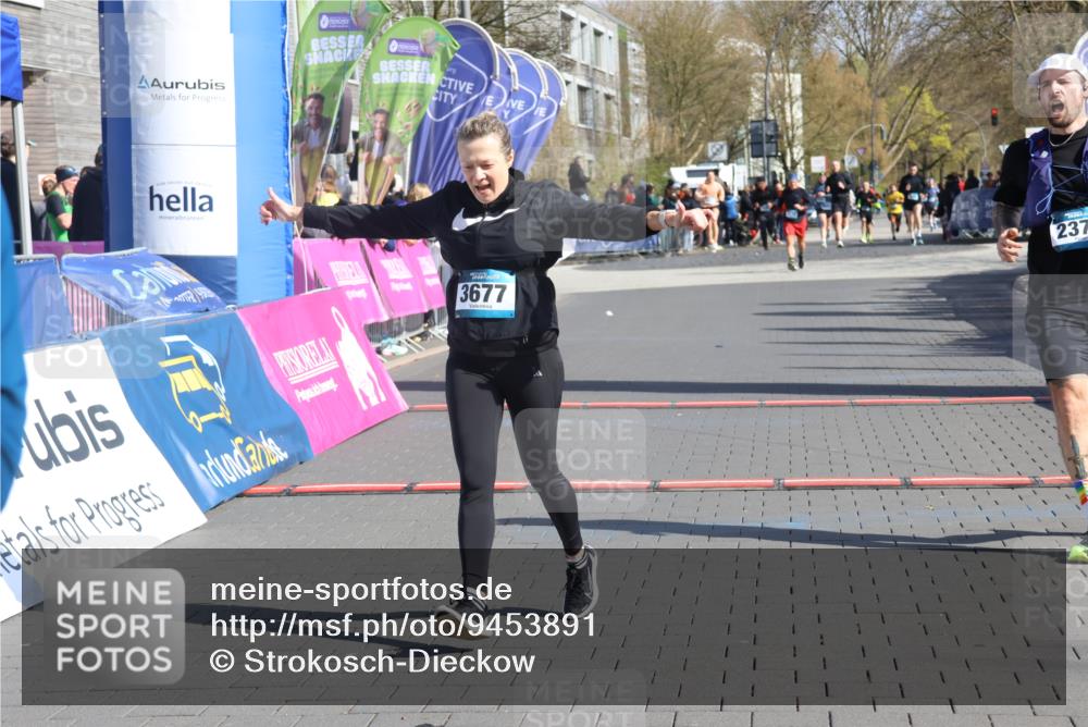 12.04.2026 - 45. Internationalen Wilhelmsburger Insellauf Strokosch-Dieckow http://msf.ph/oto/9453891 12.04.2026 10:40:54 Ziel 2525, 3677, 2379 meine-sportfotos.de
