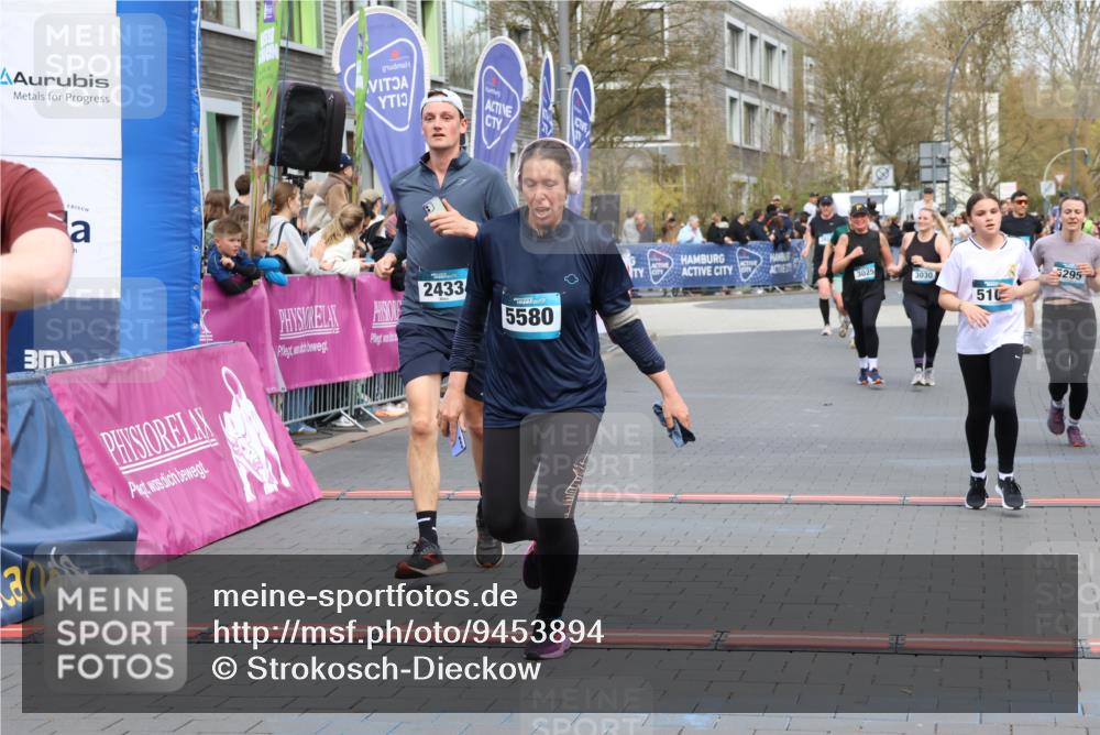 12.04.2026 - 45. Internationalen Wilhelmsburger Insellauf Strokosch-Dieckow http://msf.ph/oto/9453894 12.04.2026 13:05:44 Ziel 3817, 5580, 2433, 5102, 5295, 3025, 3030 meine-sportfotos.de