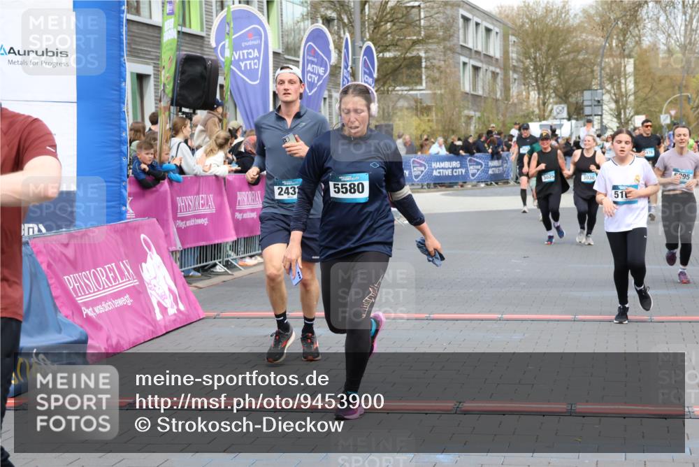 12.04.2026 - 45. Internationalen Wilhelmsburger Insellauf Strokosch-Dieckow http://msf.ph/oto/9453900 12.04.2026 13:05:44 Ziel 3817, 5580, 2433, 5102, 5295, 3025, 3030 meine-sportfotos.de