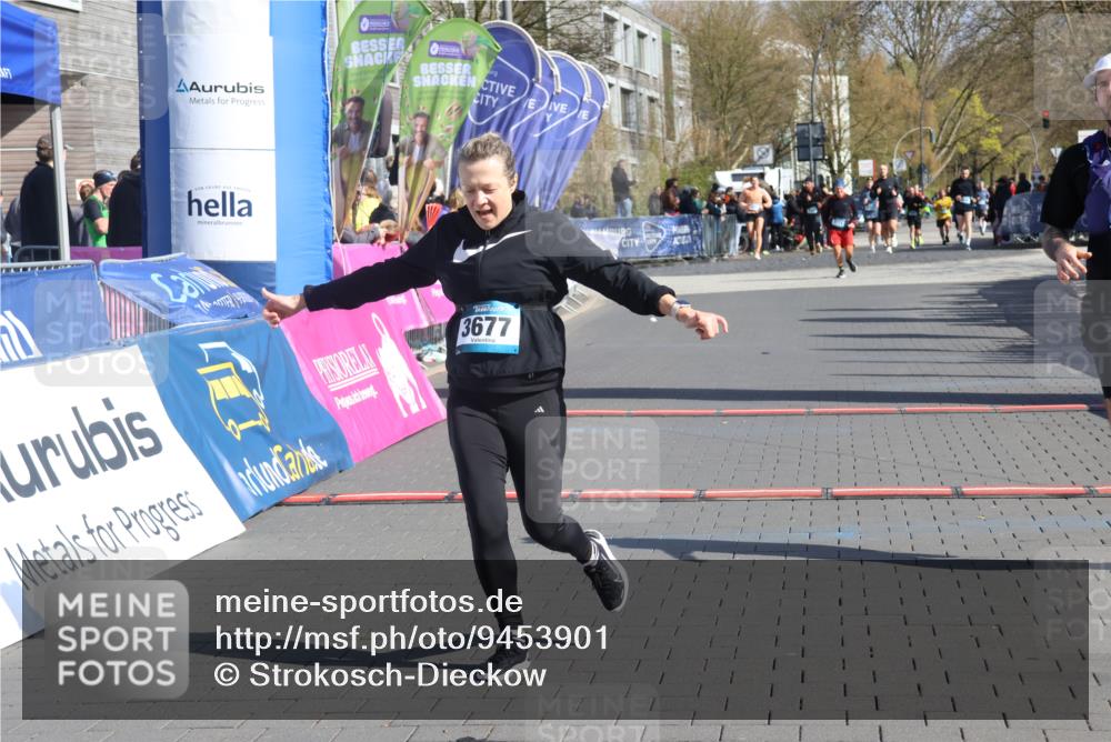 12.04.2026 - 45. Internationalen Wilhelmsburger Insellauf Strokosch-Dieckow http://msf.ph/oto/9453901 12.04.2026 10:40:54 Ziel 2525, 3677, 2379 meine-sportfotos.de