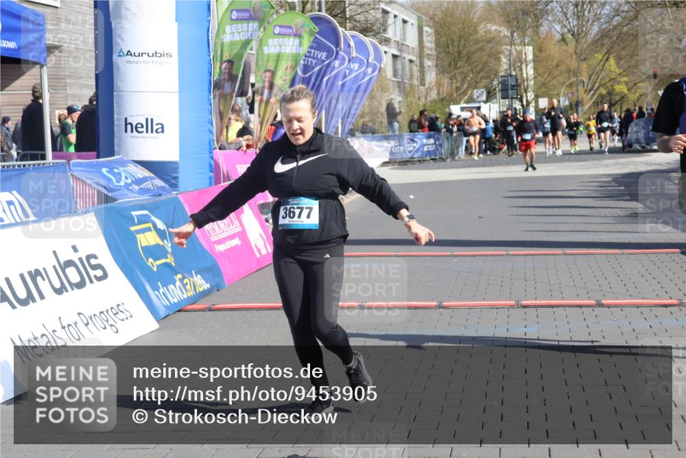 12.04.2026 - 45. Internationalen Wilhelmsburger Insellauf Strokosch-Dieckow http://msf.ph/oto/9453905 12.04.2026 10:40:54 Ziel 2525, 3677, 2379 meine-sportfotos.de