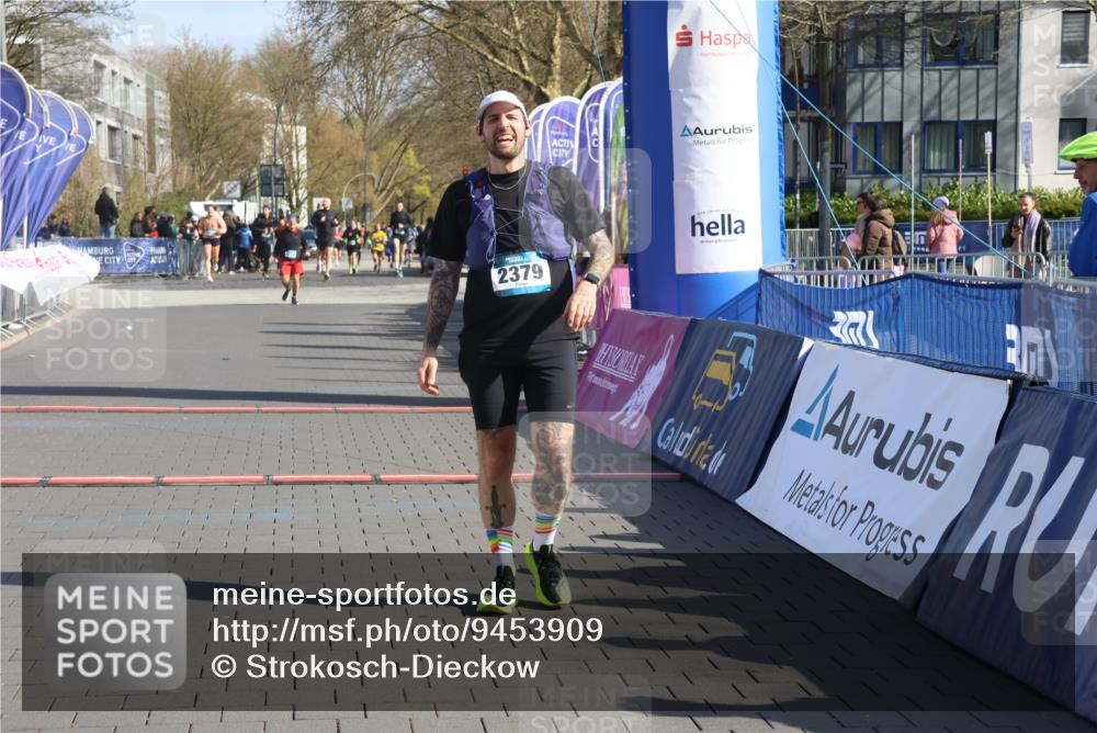 12.04.2026 - 45. Internationalen Wilhelmsburger Insellauf Strokosch-Dieckow http://msf.ph/oto/9453909 12.04.2026 10:40:55 Ziel 3677, 2379 meine-sportfotos.de