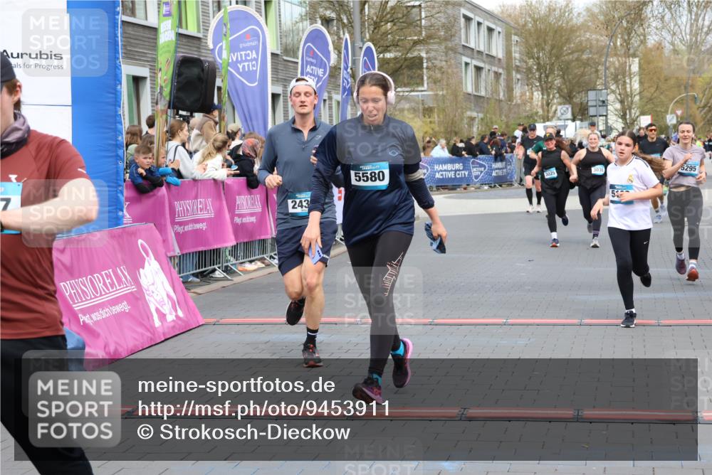 12.04.2026 - 45. Internationalen Wilhelmsburger Insellauf Strokosch-Dieckow http://msf.ph/oto/9453911 12.04.2026 13:05:44 Ziel 3817, 5580, 2433, 5102, 5295, 3025, 3030 meine-sportfotos.de