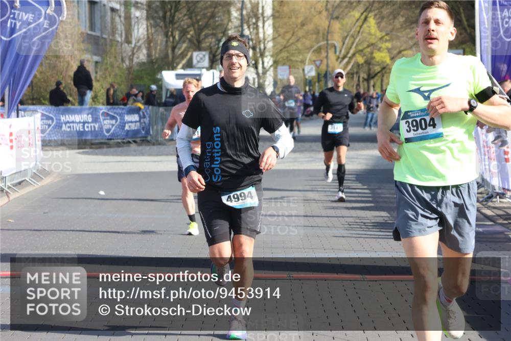 12.04.2026 - 45. Internationalen Wilhelmsburger Insellauf Strokosch-Dieckow http://msf.ph/oto/9453914 12.04.2026 10:28:53 Ziel 3904, 4994, 4831 meine-sportfotos.de