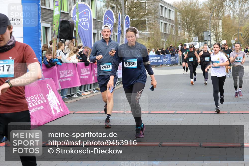 12.04.2026 - 45. Internationalen Wilhelmsburger Insellauf Strokosch-Dieckow http://msf.ph/oto/9453916 12.04.2026 13:05:44 Ziel 3817, 5580, 2433, 5102, 5295, 3025, 3030 meine-sportfotos.de