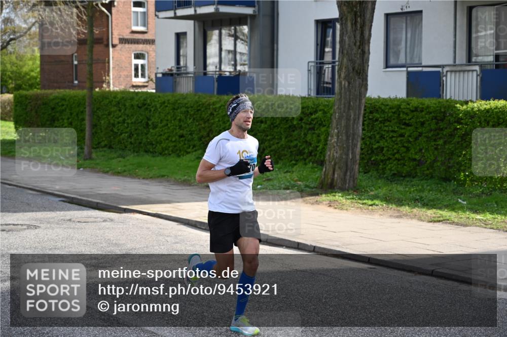 12.04.2026 - 45. Internationalen Wilhelmsburger Insellauf J. Mangold http://msf.ph/oto/9453921 12.04.2026 10:15:53 Ziel 2970, 2405, 3685, 3113, 2487 meine-sportfotos.de