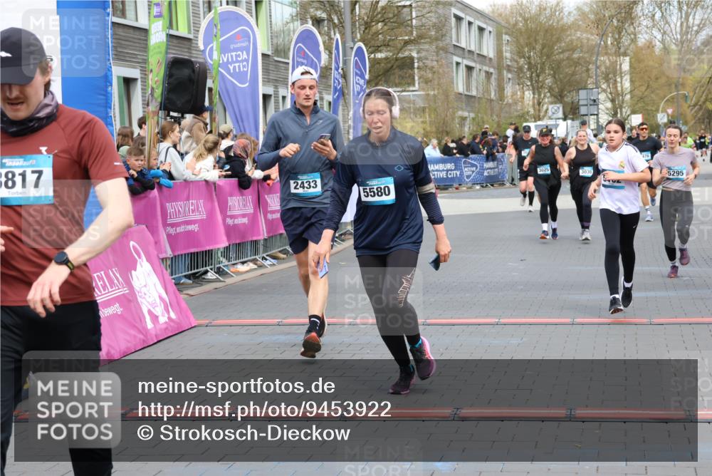 12.04.2026 - 45. Internationalen Wilhelmsburger Insellauf Strokosch-Dieckow http://msf.ph/oto/9453922 12.04.2026 13:05:44 Ziel 3817, 5580, 2433, 5102, 5295, 3025, 3030 meine-sportfotos.de