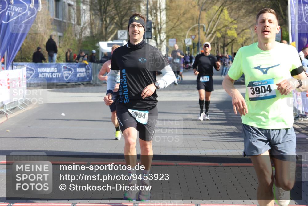 12.04.2026 - 45. Internationalen Wilhelmsburger Insellauf Strokosch-Dieckow http://msf.ph/oto/9453923 12.04.2026 10:28:53 Ziel 3904, 4994, 4831 meine-sportfotos.de