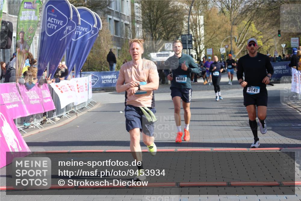 12.04.2026 - 45. Internationalen Wilhelmsburger Insellauf Strokosch-Dieckow http://msf.ph/oto/9453934 12.04.2026 10:28:56 Ziel 3904, 4994, 4831, 3141, 4883 meine-sportfotos.de