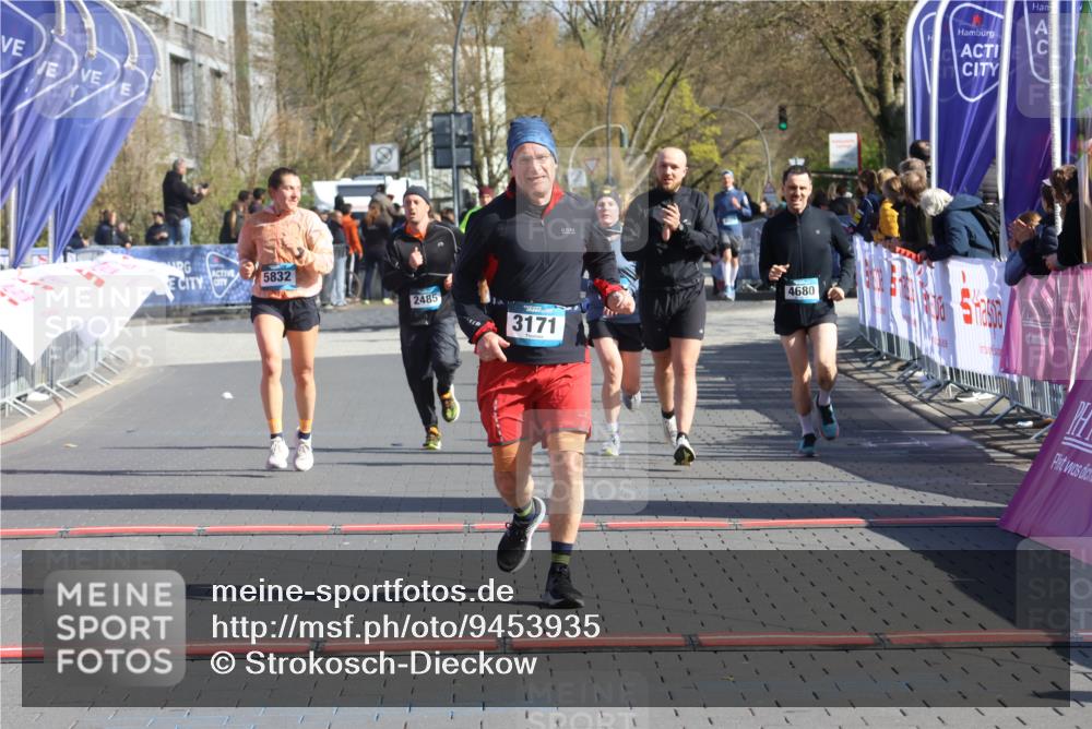 12.04.2026 - 45. Internationalen Wilhelmsburger Insellauf Strokosch-Dieckow http://msf.ph/oto/9453935 12.04.2026 10:41:03 Ziel 3171, 5832, 4680, 4262, 2485, 2883 meine-sportfotos.de