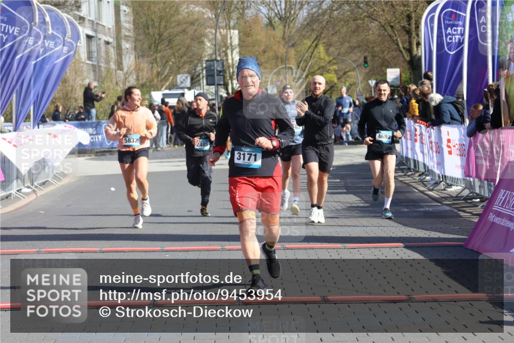 12.04.2026 - 45. Internationalen Wilhelmsburger Insellauf Strokosch-Dieckow http://msf.ph/oto/9453954 12.04.2026 10:41:03 Ziel 3171, 5832, 4680, 4262, 2485, 2883 meine-sportfotos.de