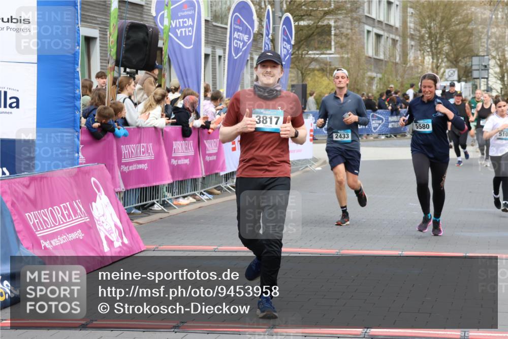 12.04.2026 - 45. Internationalen Wilhelmsburger Insellauf Strokosch-Dieckow http://msf.ph/oto/9453958 12.04.2026 13:05:42 Ziel 3817, 5580, 2433, 5102, 5295 meine-sportfotos.de