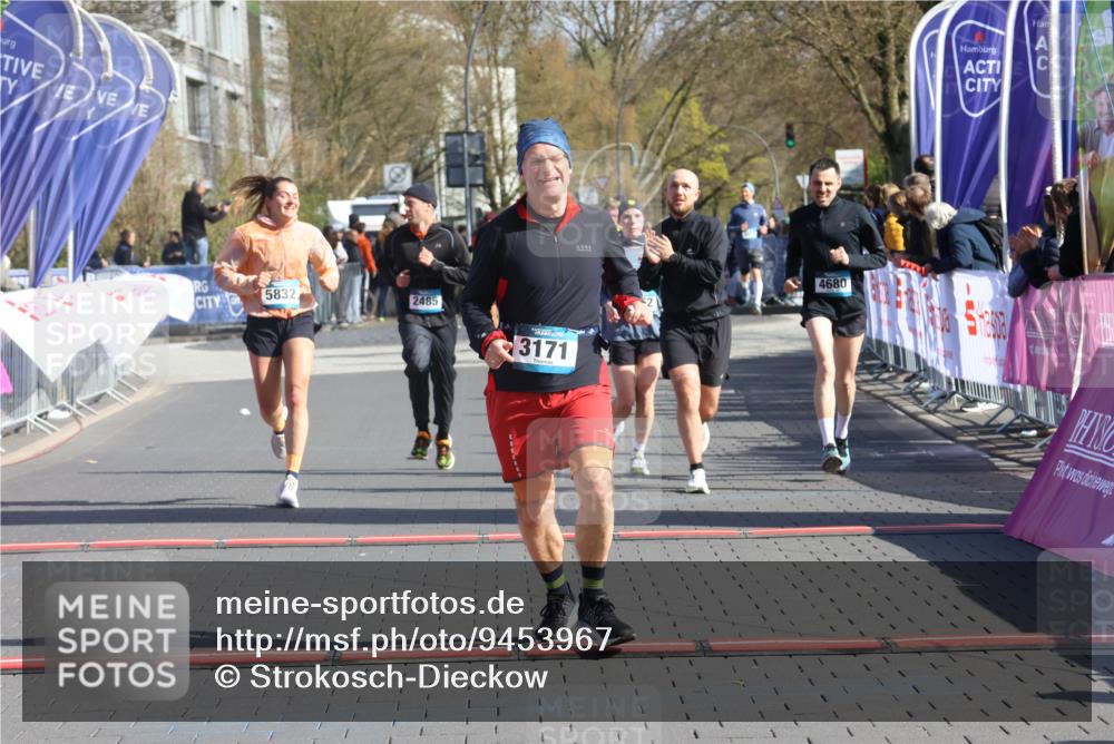 12.04.2026 - 45. Internationalen Wilhelmsburger Insellauf Strokosch-Dieckow http://msf.ph/oto/9453967 12.04.2026 10:41:03 Ziel 3171, 5832, 4680, 4262, 2485, 2883 meine-sportfotos.de