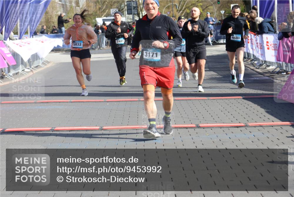 12.04.2026 - 45. Internationalen Wilhelmsburger Insellauf Strokosch-Dieckow http://msf.ph/oto/9453992 12.04.2026 10:41:04 Ziel 3171, 5832, 4680, 4262, 2485, 2883 meine-sportfotos.de