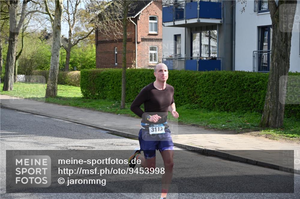 12.04.2026 - 45. Internationalen Wilhelmsburger Insellauf J. Mangold http://msf.ph/oto/9453998 12.04.2026 10:16:16 Ziel 3113, 2487, 5676 meine-sportfotos.de
