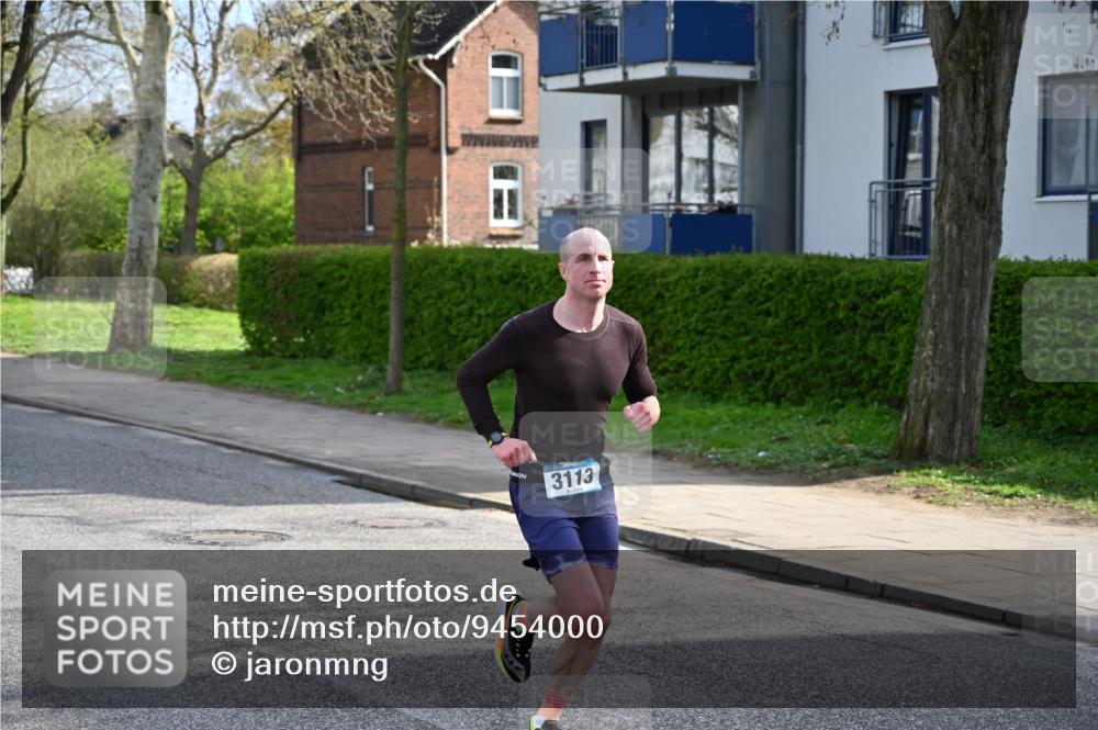 12.04.2026 - 45. Internationalen Wilhelmsburger Insellauf J. Mangold http://msf.ph/oto/9454000 12.04.2026 10:16:16 Ziel 3113, 2487, 5676 meine-sportfotos.de