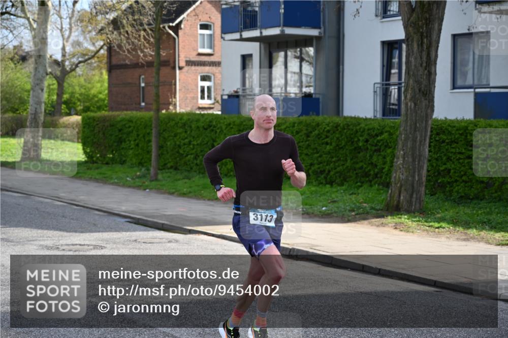 12.04.2026 - 45. Internationalen Wilhelmsburger Insellauf J. Mangold http://msf.ph/oto/9454002 12.04.2026 10:16:16 Ziel 3113, 2487, 5676 meine-sportfotos.de