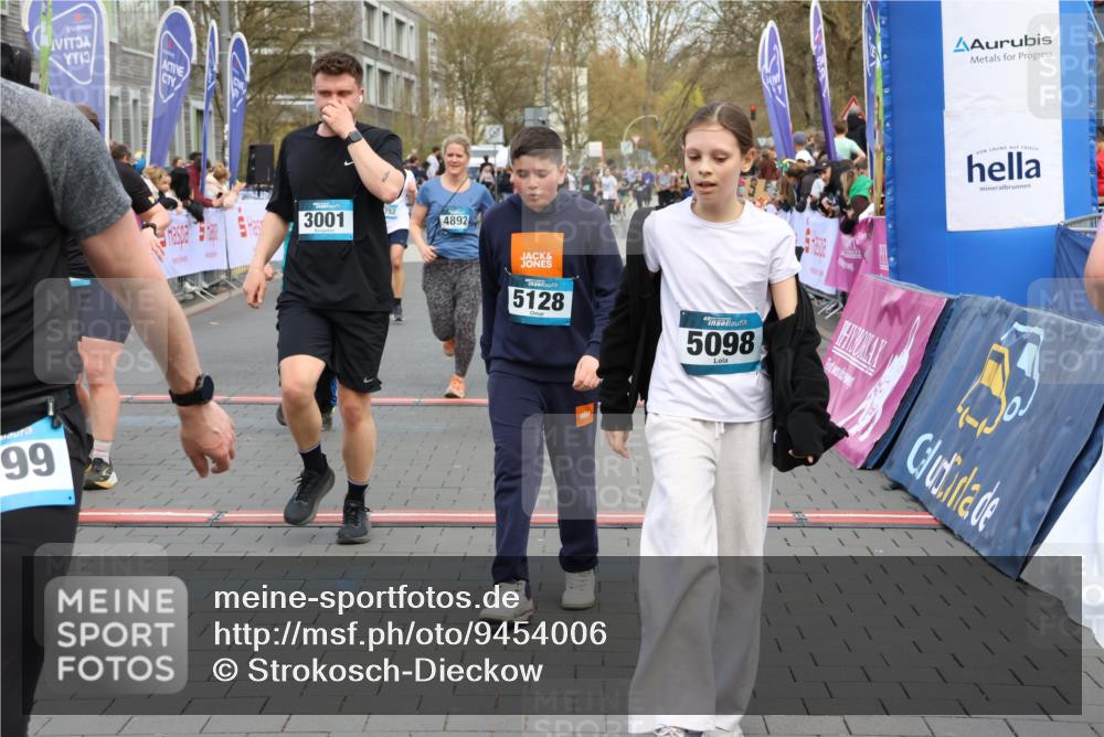12.04.2026 - 45. Internationalen Wilhelmsburger Insellauf Strokosch-Dieckow http://msf.ph/oto/9454006 12.04.2026 13:05:33 Ziel 5128, 5098, 5235, 5234, 5504, 2139, 3001, 2443, 5862, 5110, 4892, 5752 meine-sportfotos.de