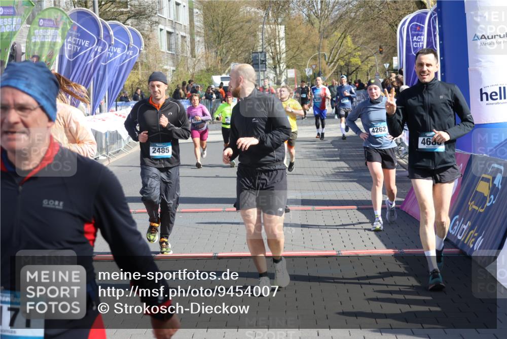 12.04.2026 - 45. Internationalen Wilhelmsburger Insellauf Strokosch-Dieckow http://msf.ph/oto/9454007 12.04.2026 10:41:07 Ziel 3171, 5832, 4680, 4262, 2485, 2883, 4501 meine-sportfotos.de