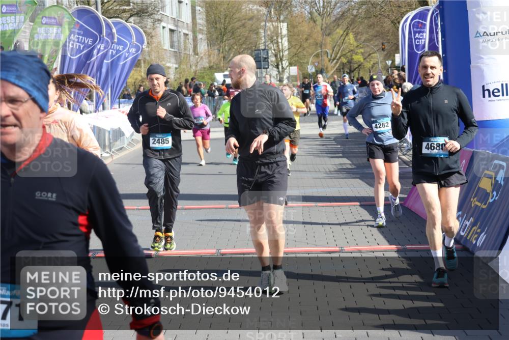 12.04.2026 - 45. Internationalen Wilhelmsburger Insellauf Strokosch-Dieckow http://msf.ph/oto/9454012 12.04.2026 10:41:07 Ziel 3171, 5832, 4680, 4262, 2485, 2883, 4501 meine-sportfotos.de