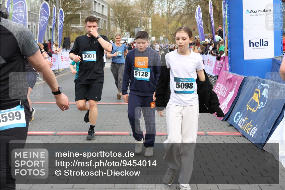 12.04.2026 - 45. Internationalen Wilhelmsburger Insellauf Strokosch-Dieckow http://msf.ph/oto/9454014 12.04.2026 13:05:33 Ziel 5128, 5098, 5235, 5234, 5504, 2139, 3001, 2443, 5862, 5110, 4892, 5752 meine-sportfotos.de