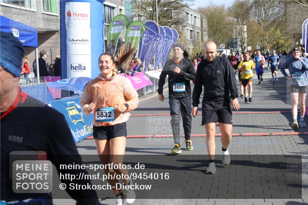 12.04.2026 - 45. Internationalen Wilhelmsburger Insellauf Strokosch-Dieckow http://msf.ph/oto/9454016 12.04.2026 10:41:08 Ziel 5832, 4680, 4262, 2485, 2883, 4501, 2633, 2634, 3090 meine-sportfotos.de