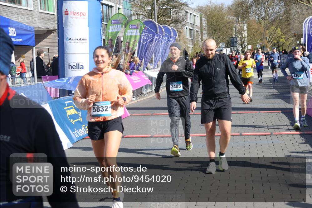 12.04.2026 - 45. Internationalen Wilhelmsburger Insellauf Strokosch-Dieckow http://msf.ph/oto/9454020 12.04.2026 10:41:08 Ziel 5832, 4680, 4262, 2485, 2883, 4501, 2633, 2634, 3090 meine-sportfotos.de