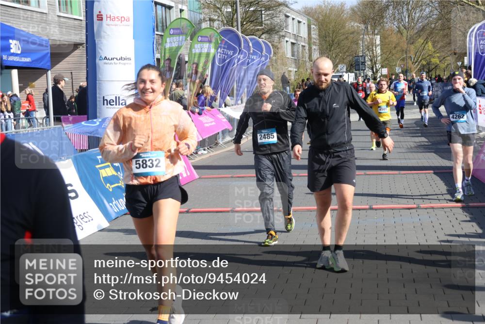 12.04.2026 - 45. Internationalen Wilhelmsburger Insellauf Strokosch-Dieckow http://msf.ph/oto/9454024 12.04.2026 10:41:08 Ziel 5832, 4680, 4262, 2485, 2883, 4501, 2633, 2634, 3090 meine-sportfotos.de