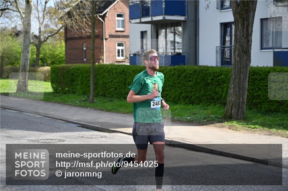 12.04.2026 - 45. Internationalen Wilhelmsburger Insellauf J. Mangold http://msf.ph/oto/9454025 12.04.2026 10:16:26 Ziel 2487, 5676, 3372 meine-sportfotos.de