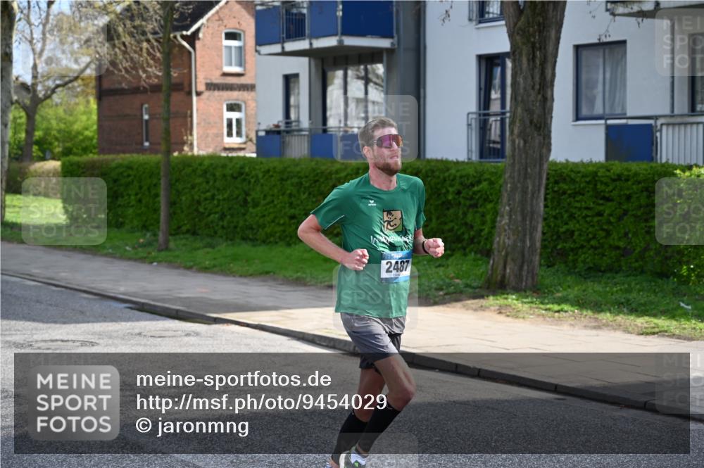 12.04.2026 - 45. Internationalen Wilhelmsburger Insellauf J. Mangold http://msf.ph/oto/9454029 12.04.2026 10:16:26 Ziel 2487, 5676, 3372 meine-sportfotos.de