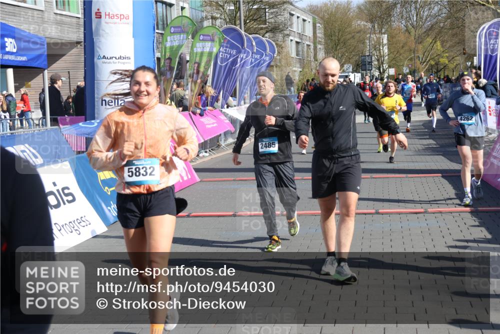 12.04.2026 - 45. Internationalen Wilhelmsburger Insellauf Strokosch-Dieckow http://msf.ph/oto/9454030 12.04.2026 10:41:08 Ziel 5832, 4680, 4262, 2485, 2883, 4501, 2633, 2634, 3090 meine-sportfotos.de