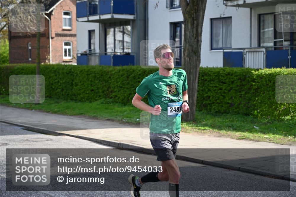 12.04.2026 - 45. Internationalen Wilhelmsburger Insellauf J. Mangold http://msf.ph/oto/9454033 12.04.2026 10:16:26 Ziel 2487, 5676, 3372 meine-sportfotos.de