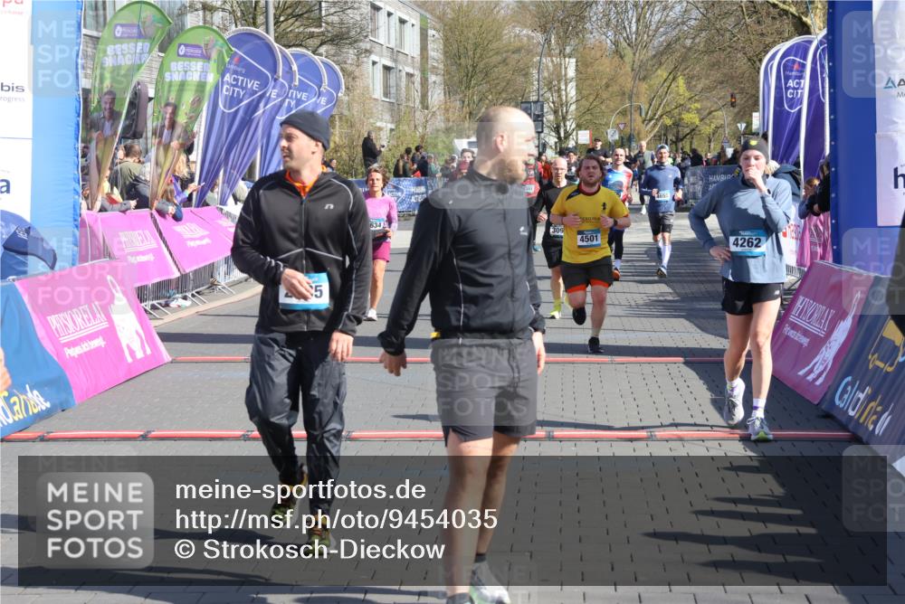 12.04.2026 - 45. Internationalen Wilhelmsburger Insellauf Strokosch-Dieckow http://msf.ph/oto/9454035 12.04.2026 10:41:09 Ziel 5832, 4680, 4262, 2485, 2883, 4501, 2633, 2634, 3090, 4649, 4655 meine-sportfotos.de