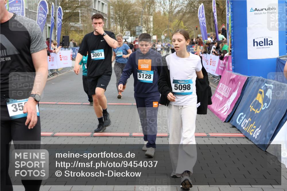 12.04.2026 - 45. Internationalen Wilhelmsburger Insellauf Strokosch-Dieckow http://msf.ph/oto/9454037 12.04.2026 13:05:32 Ziel 5128, 5098, 5235, 5234, 5504, 2139, 3001, 2443, 5862, 5110, 4892, 5752 meine-sportfotos.de