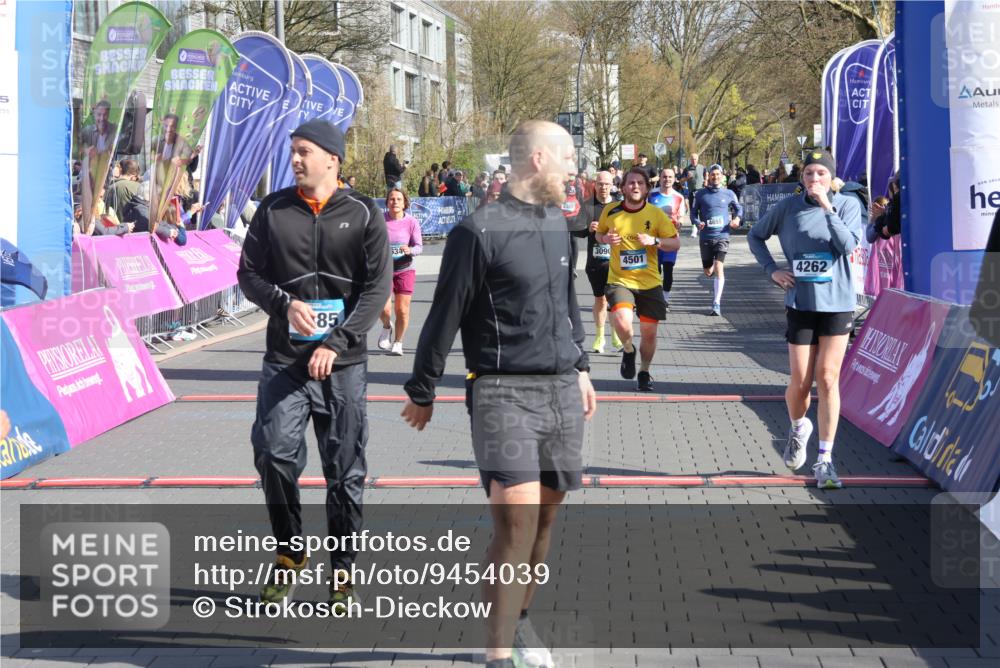 12.04.2026 - 45. Internationalen Wilhelmsburger Insellauf Strokosch-Dieckow http://msf.ph/oto/9454039 12.04.2026 10:41:09 Ziel 5832, 4680, 4262, 2485, 2883, 4501, 2633, 2634, 3090, 4649, 4655 meine-sportfotos.de