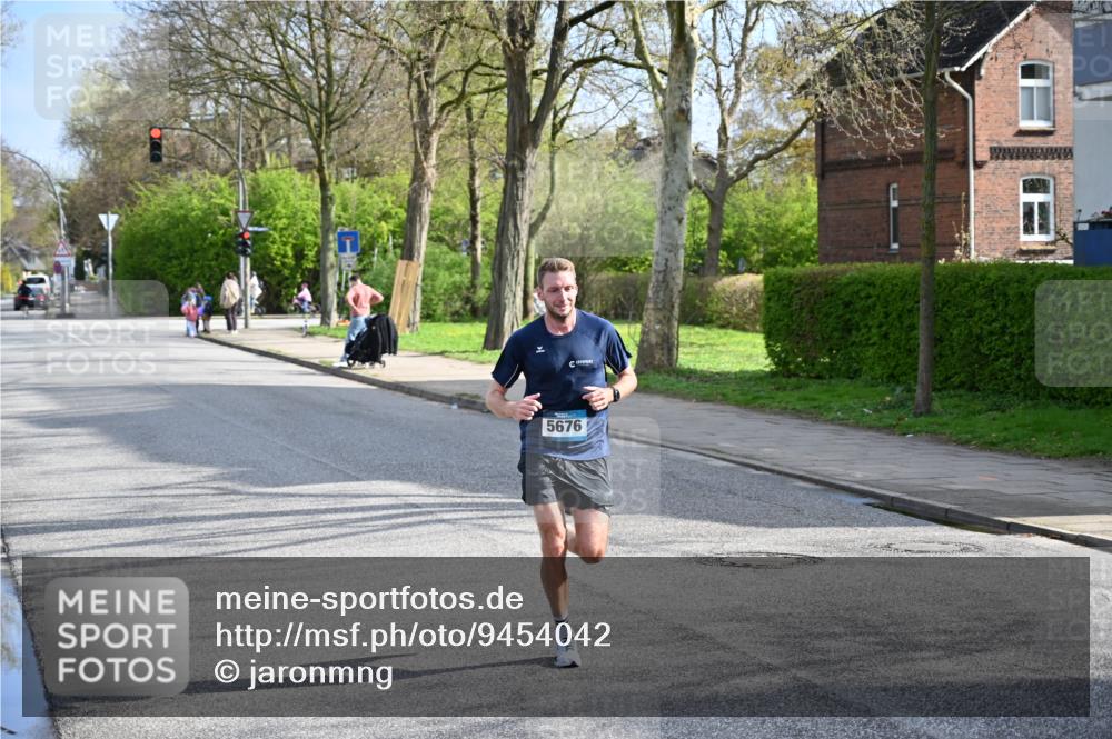 12.04.2026 - 45. Internationalen Wilhelmsburger Insellauf J. Mangold http://msf.ph/oto/9454042 12.04.2026 10:16:38 Ziel 5676, 3372, 3401, 5838, 2819 meine-sportfotos.de