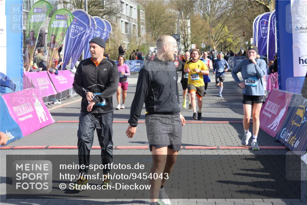 12.04.2026 - 45. Internationalen Wilhelmsburger Insellauf Strokosch-Dieckow http://msf.ph/oto/9454043 12.04.2026 10:41:09 Ziel 5832, 4680, 4262, 2485, 2883, 4501, 2633, 2634, 3090, 4649, 4655 meine-sportfotos.de