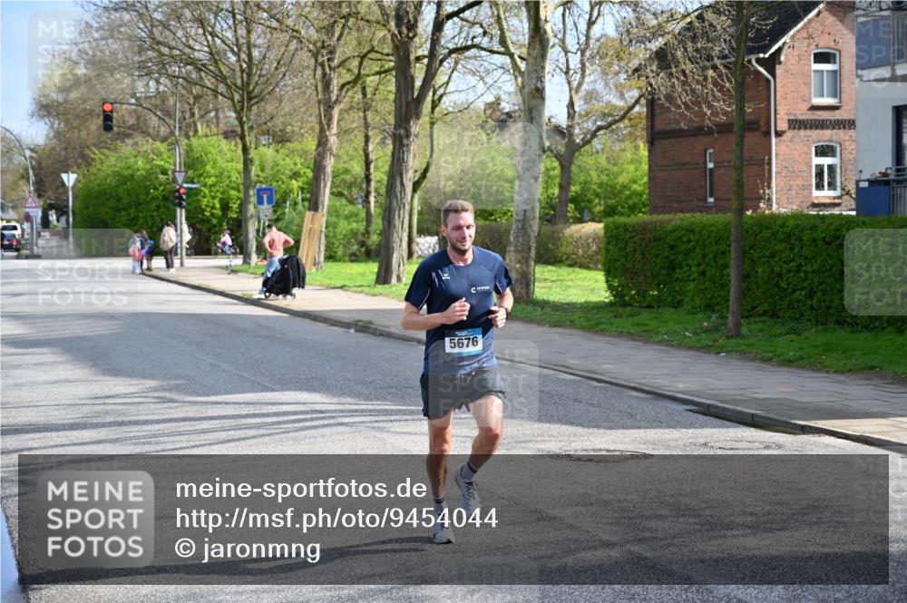 12.04.2026 - 45. Internationalen Wilhelmsburger Insellauf J. Mangold http://msf.ph/oto/9454044 12.04.2026 10:16:38 Ziel 5676, 3372, 3401, 5838, 2819 meine-sportfotos.de
