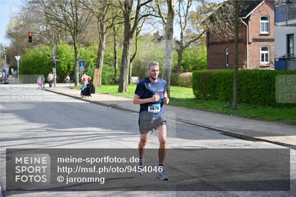 12.04.2026 - 45. Internationalen Wilhelmsburger Insellauf J. Mangold http://msf.ph/oto/9454046 12.04.2026 10:16:38 Ziel 5676, 3372, 3401, 5838, 2819 meine-sportfotos.de