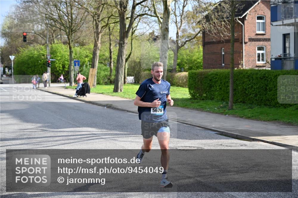 12.04.2026 - 45. Internationalen Wilhelmsburger Insellauf J. Mangold http://msf.ph/oto/9454049 12.04.2026 10:16:39 Ziel 5676, 3372, 3401, 5838, 2819 meine-sportfotos.de